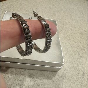 Paparazzi earrings gun metal grey